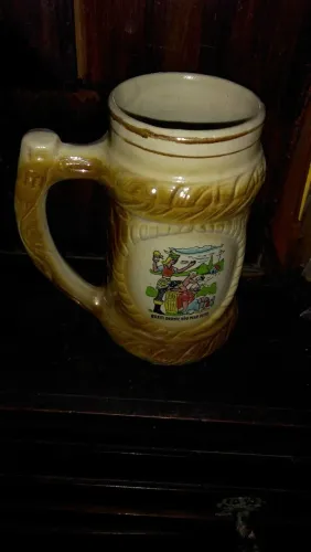 Caneca de Cerâmica Antiga com Desenho