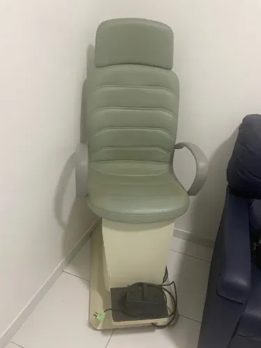 Cadeira , coluna,lâmpada de fenda greens