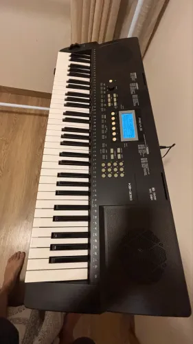 Teclado Roland KB 330 Revas. Super novo. Com suporte e pedal sustain. R$ 1.500