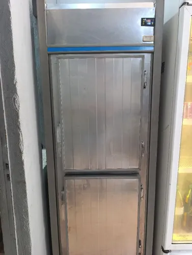 Freezer vertical de 2 portas em inox