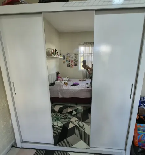 Vendo 2 guarda roupas