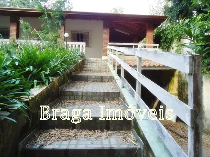 Imóvel em terreno de 1940 m² em condomínio fechado, bastante arborizado - Ibiúna - SP