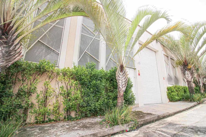 Galpão na Rua Habenárias, 141 230 m²