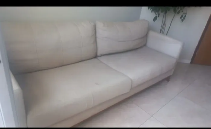 Sofá de três lugares 