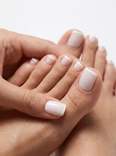 Contrata-se manicure e pedicure