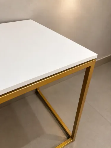 Mesa Expositora  | base Ferro Dourado e MDF Branco