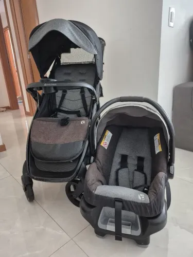 Carrinho e bebê conforto com base para carro - Baby Trend Tango