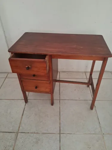 Escrivaninha antiga de peroba. 
