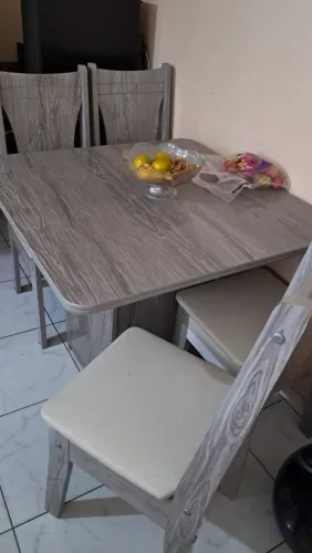 Mesa cinza usada pouco tempo 4 cadeira