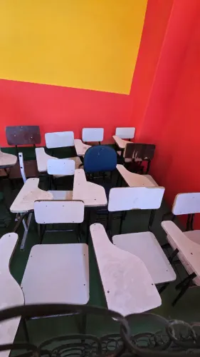 Lote com 32 Cadeiras Escolares e de Professor (Ótimo Preço p/ Desocupar)