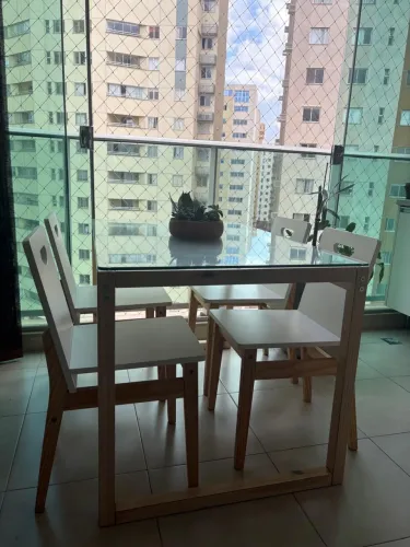 Mesa de madeira com 4 cadeiras - seminova