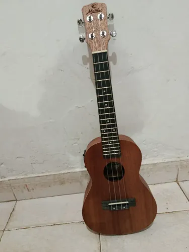 Ukulele eletroacústico Malibu semi-novo + capa