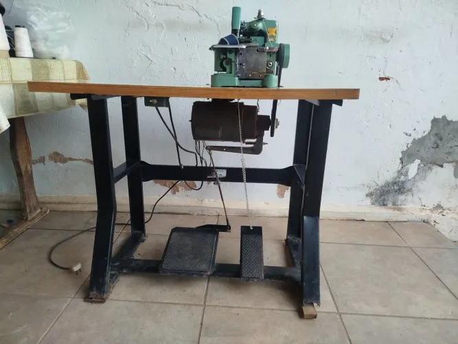 VENDO MÁQUINA DE COSTURAR