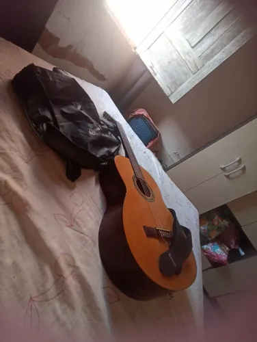 Violão semi novo