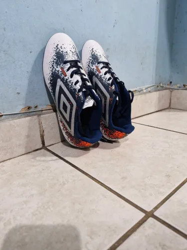Chuteira Umbro Cosmic Seminova - Pouquíssimo usada