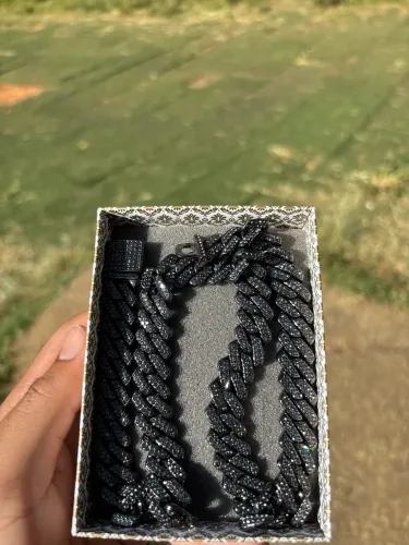 corrente cuban link cravejada em zircônia preta
