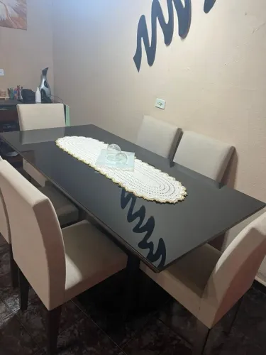 Vende-se mesa com 6 cadeiras 