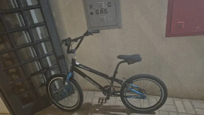 Bicicleta Nova, 1 ano de comprada, pouco uso. Motivo da venda: esta pequena. 