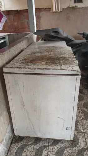 Vendo um freezer horizontal usado, funcionando normalmente e gelando muito bem.
