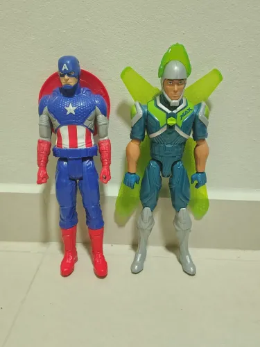 Bonecos: Capitão América e Max Steel