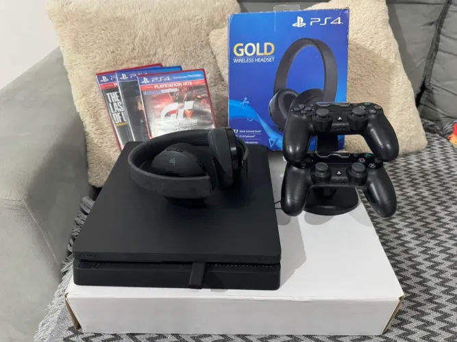 PlayStation 4 Slim 1TB Completo + 2 Controles + Headset Gold Original + 3 Jogos
