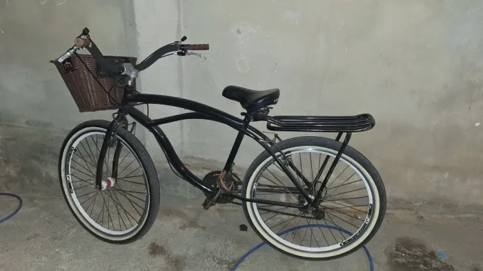 Bicicleta preta com cestinha