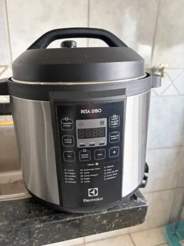 Panela de Pressão Elétrica Electrolux 6L PCC20 - Digital - 220V - Rita Lobo