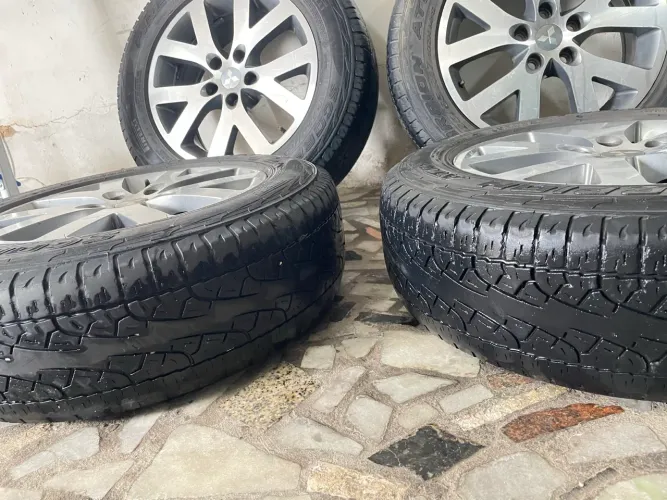 Rodas com Peneu para tr4 e ranger