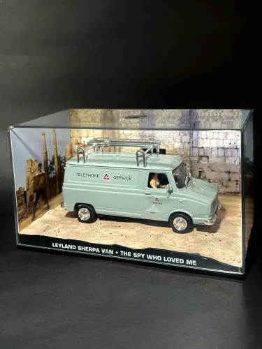Miniatura Oficial James Bond 007 LEYLAND SHERPA VAN 1:43 + Fascículo 