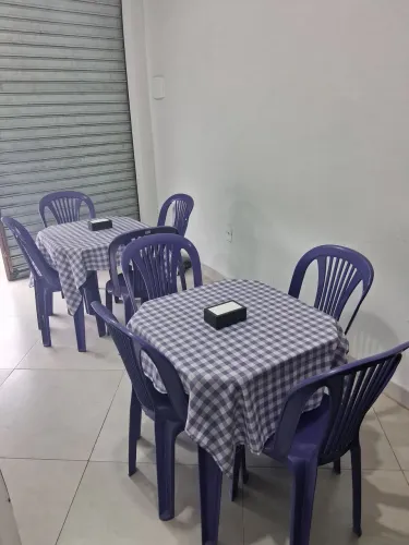 2 jogo de mesa com 8 cadeiras de plástico