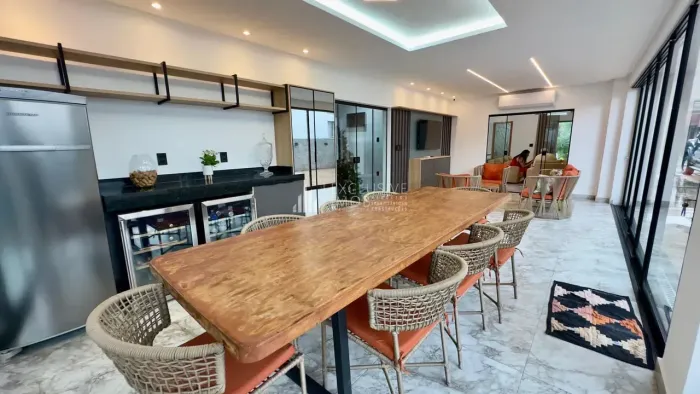 MONTENEGRO BOULEVARD  CASA DE 3 SUÍTES, 480 METROS É 4 BANHEIROS