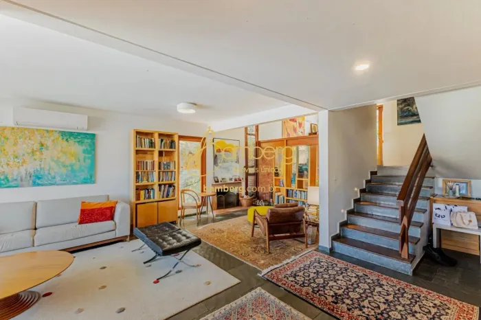 Casa no jardim Guedala, 255m2, 4 D0rmitorios, 3 suítes, 2 vagas.