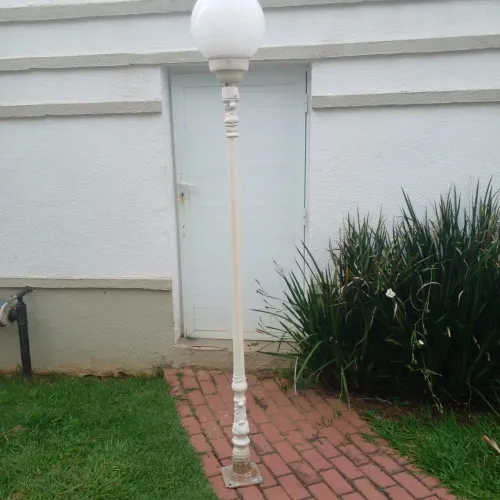 Poste de jardim em ferro fundido