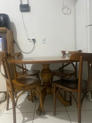 Mesa com 4 cadeiras 100% madeira maciça