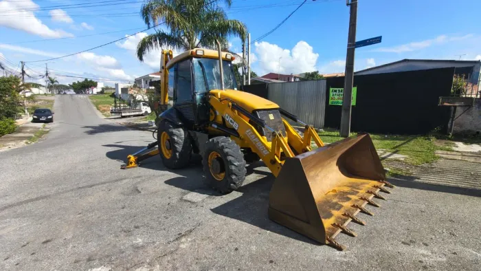 Retroescavadeira JCB 3C Plus 4x4 ano 2014 cabine fechada