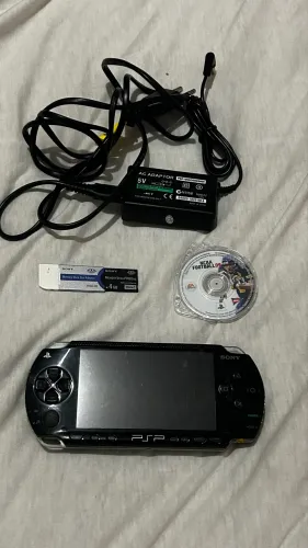 Psp 1001 fat + cartão original 4GB+ UMD + carregador + microsd 32 GB