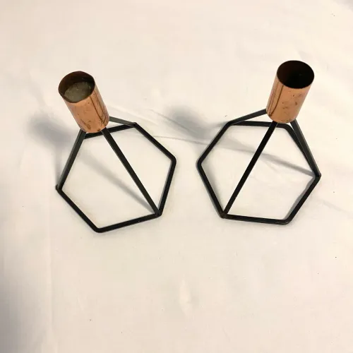 conjunto de dois castiçais geométricos de estilo nórdico e industrial TokStok