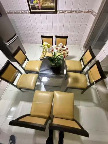 Vendo mesa quadrada 8 lugares com tampo de vidro
