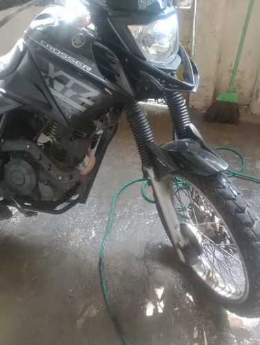 Moto único dono com pequenos detalhes pra fazer como td veículo usado (quitado)