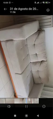Sofá na cor cinza claro