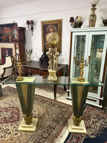 Antigo Aparador com colunas de madeira no estilo Art Déco