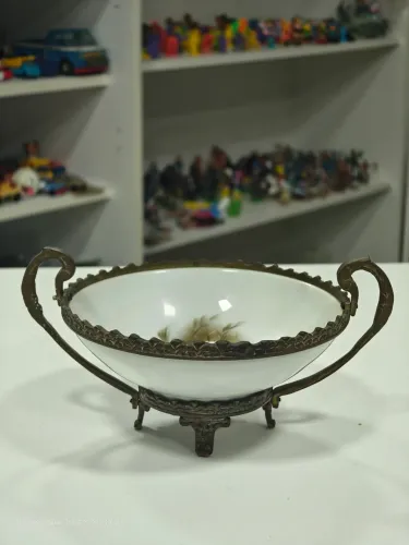 Pequena Fruteira/Centro de Mesa Schmidt em Porcelana com Adornos em Bronze 20cm