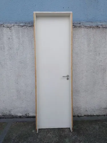 Porta para banheiro com batente