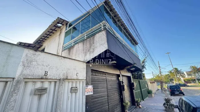 Terreno com 2 lofts, casa com 2 quartos e uma loja.