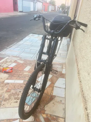 Vendo bicicleta aro 26 com amortecedor , 21 marchas, rolamentada , aro aero e baú