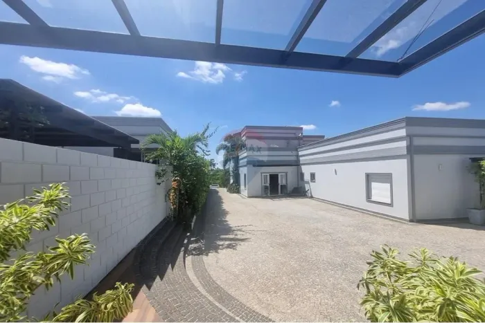 Casa de alto padrão mobiliada para locação em condomínio fechado de Vinhedo com 4 suítes.