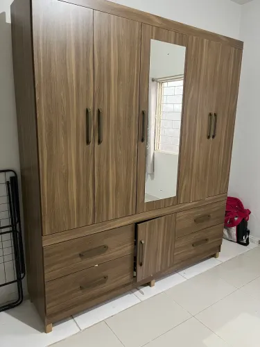 Guarda-roupa quase novo