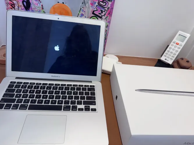 MacBook Air Intel Core i5 Dual Core 128GB 13'' Prata - Apple (na caixa)