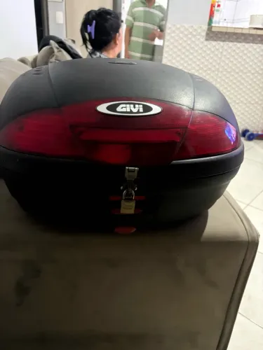 Baú de moto givi