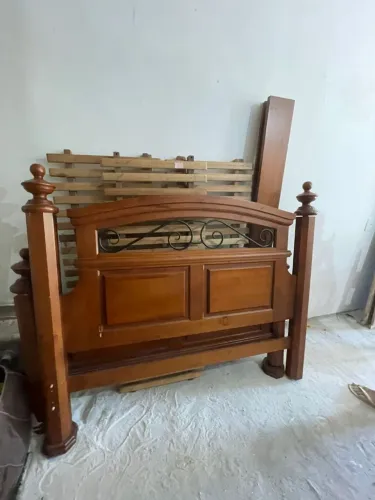 CAMA QUEEN DE MADEIRA,USADA.